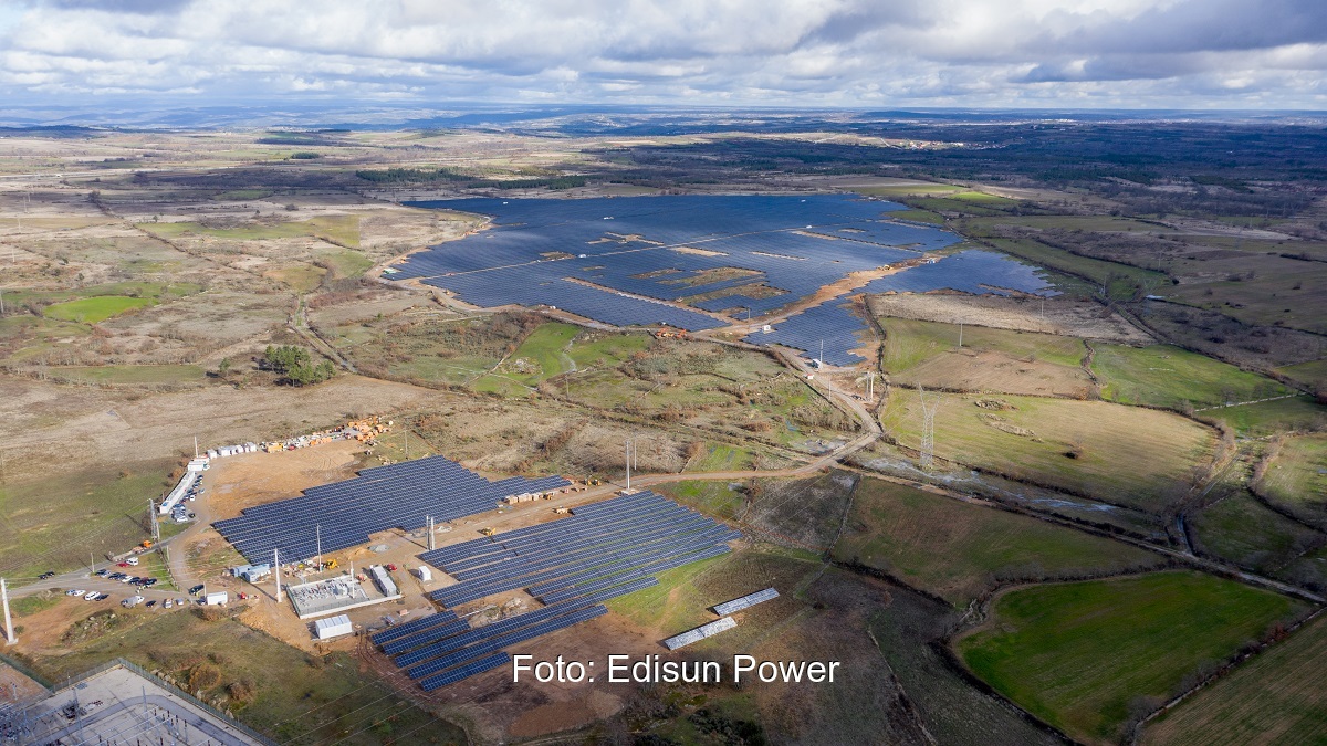 Zu sehen ist eine Luftaufnahme vom Photovoltaik-Solarpark Mogadouro.