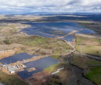 Zu sehen ist die Photovoltaik-Großanlage Mogadouro von Edisun Power, das Unternehmen hat den Jahresbericht 2021 vorgelegt.