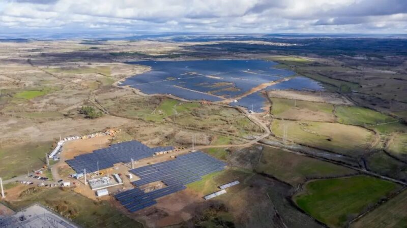Zu sehen ist die Photovoltaik-Großanlage Mogadouro von Edisun Power, das Unternehmen hat den Jahresbericht 2021 vorgelegt.