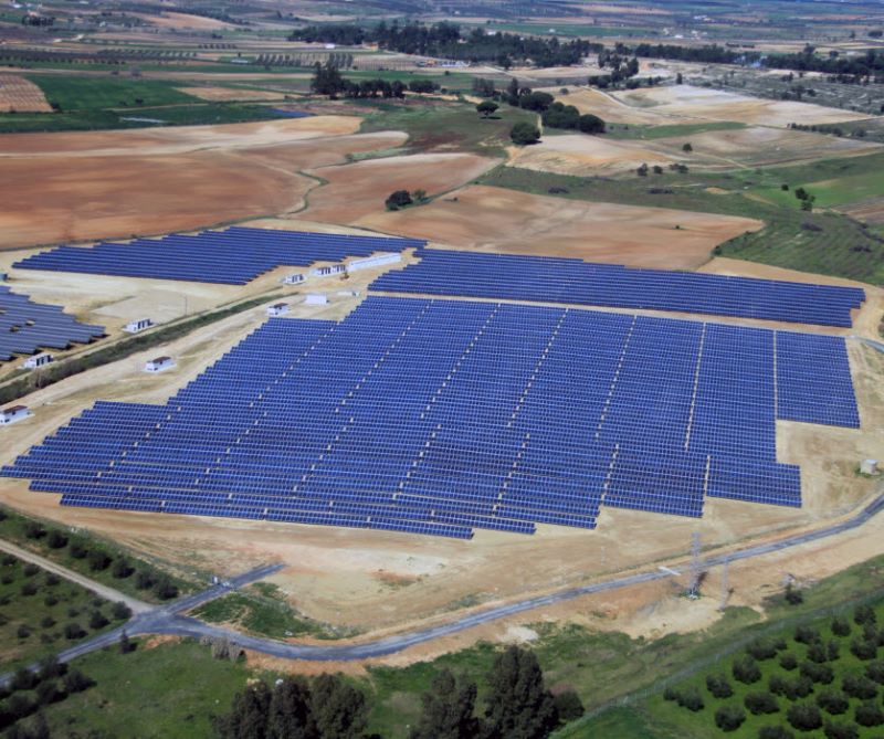 Eine Luftaufnehme eines Solarparls in einer trockenen, flachen Landschaft in Südspanien