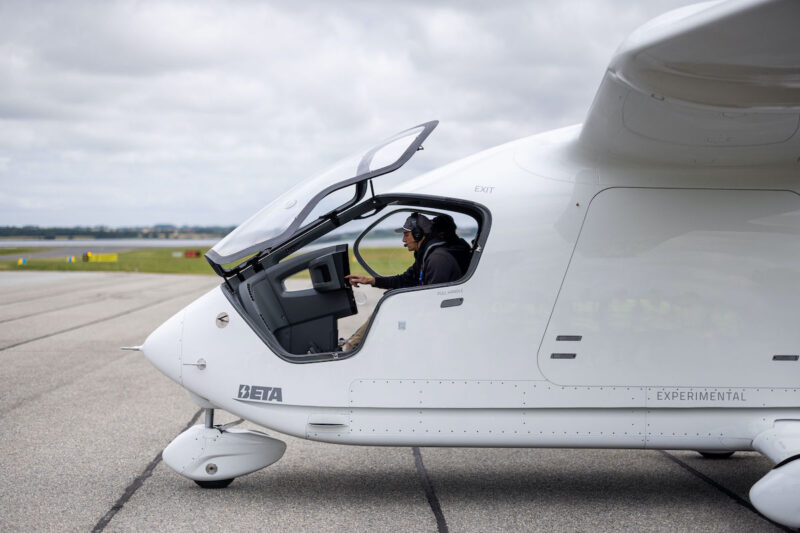 Blick in das Cockpit eines futuristisch aussehenden, weißen, Elektro-Hubschraubers