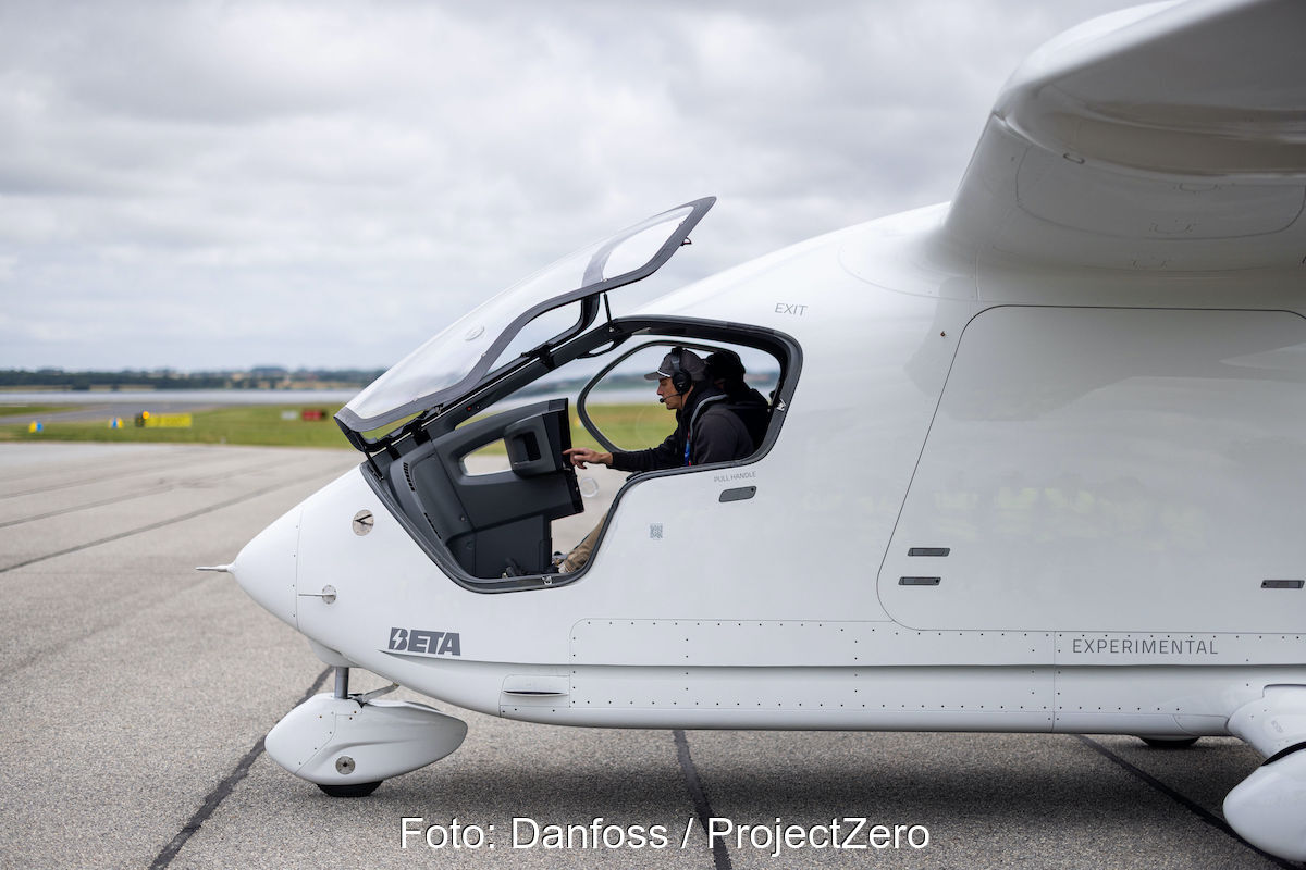 Blick in das Cockpit eines futuristisch aussehenden, weißen, Elektro-Hubschraubers
