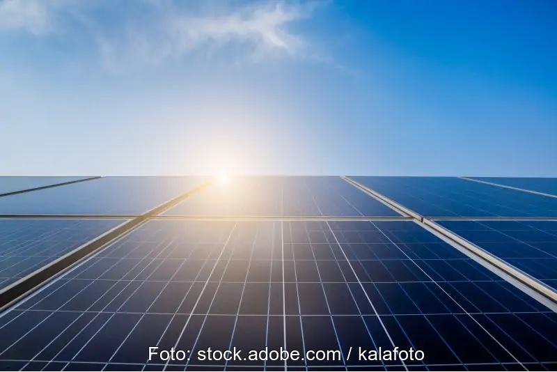 Zu sehen ist ein Sonnenaufgang über der PV-Anlage. Die Einigung beim EEG 2021 verspricht sonnige Zeiten.