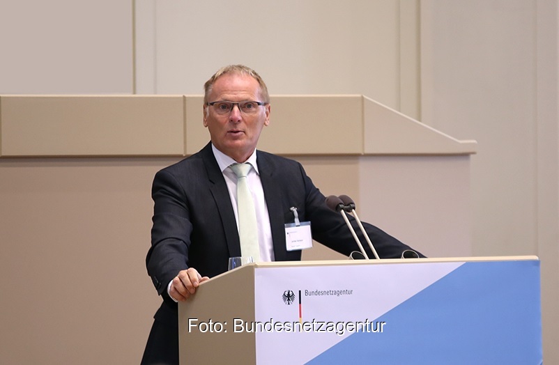 Zu sehen ist Jochen Homann, Präsident der Bundesnetzagentur, der sich im Beitrag zum Einspeisemanagement im Redispatch 2.0 äußert.