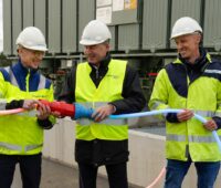 Die Verantwortlichen bei der Einweihung der Einspeisesteckdose von Photovoltaik in Bayern.