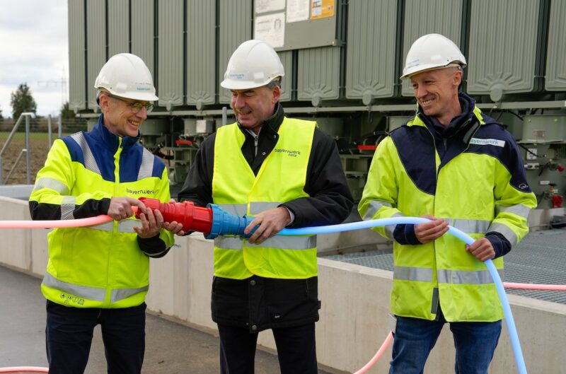 Die Verantwortlichen bei der Einweihung der Einspeisesteckdose von Photovoltaik in Bayern.