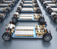 Plattformen von Elektro-Autos mit Batterie-Packs - Symbol für das nötige Recycling von Materialien