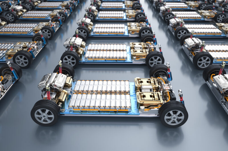 Plattformen von Elektro-Autos mit Batterie-Packs - Symbol für das nötige Recycling von Materialien