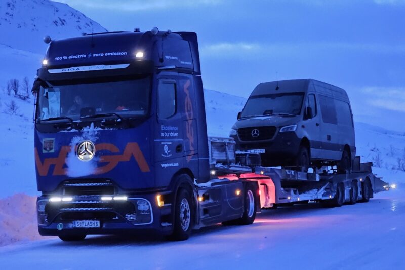 Das Foto zeigt den elektrischen Sattelzug auf einer schneebedeckten Strecke.