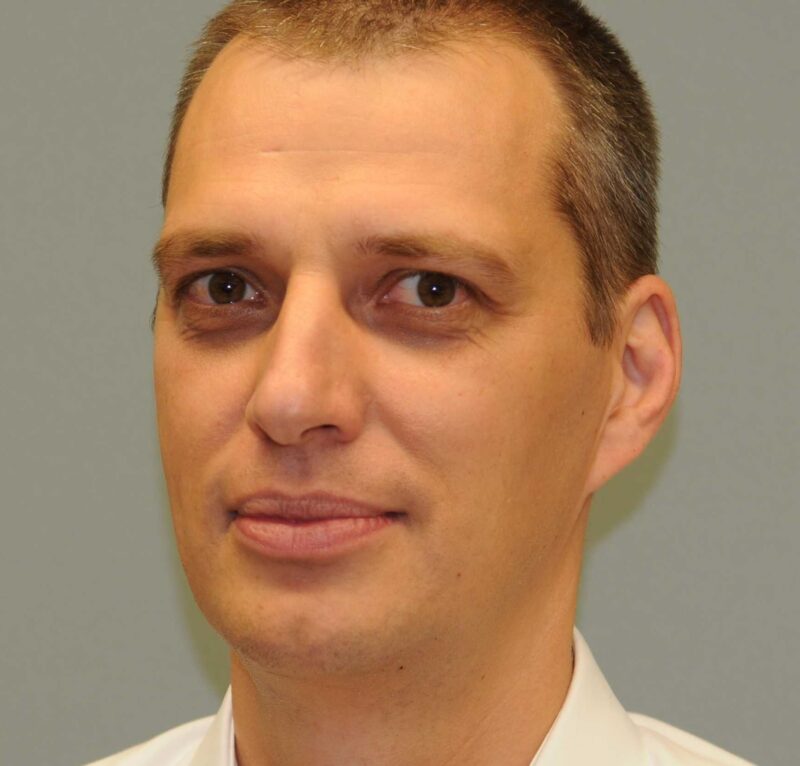 Porträt von Prof. Dr. Ing. Andreas Heinzelmann von der Zürcher Hochschule für Angewandte Wissenschaften, der Nutzer von mobilen Ladestationen befragt hat.