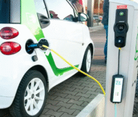 Zu sehen ist ein Auto an einer Ladestation.