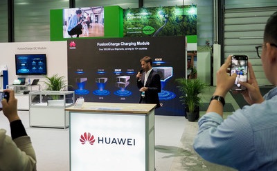 Zu sehen ist die Präsentation des FusionCharge 40 kW DC-Lademodul von Huawei auf dem 35. Internationalen Elektrofahrzeug-Symposium.