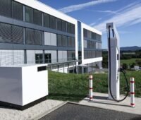 Zu sehen ist das Schnellladesystem für E-Autos High Power Charger von ADS-Tec Energy. Dieses wurde als ersten mit dem TÜV Süd Prüfzeichen euTÜVuk zertifiziert.