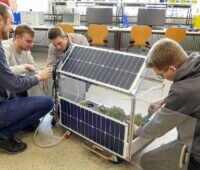 Im Bild die Elektrotechnikstudenten der FH Münster, die ein mit Photovoltaik ausgestattetes Gewächshaus entwickelt haben.