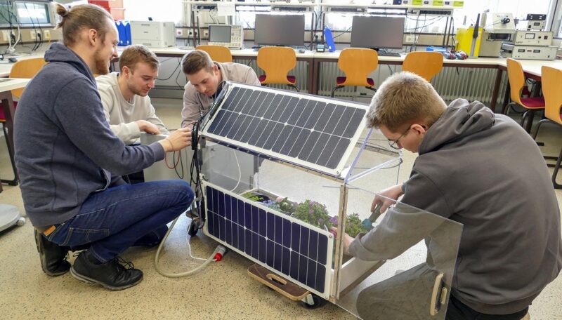 Im Bild die Elektrotechnikstudenten der FH Münster, die ein mit Photovoltaik ausgestattetes Gewächshaus entwickelt haben.