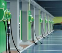 Eine Reihe von Ladesäulen.