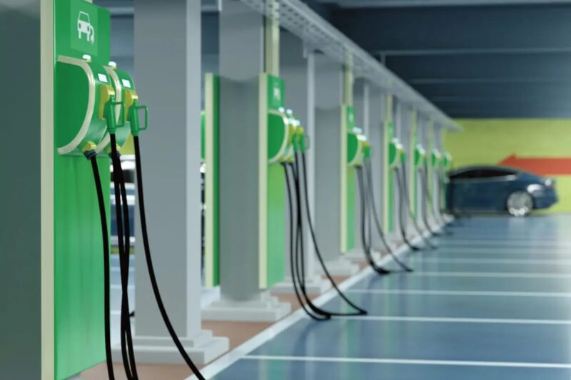 Eine Reihe von Ladesäulen.