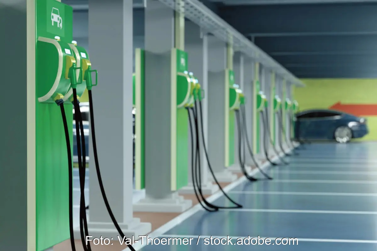 Eine Reihe von Ladesäulen.