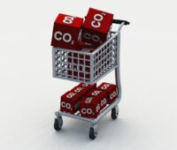 Einkaufswagen mit roten Würfeln auf denen CO2 steht - Emissionshandel
