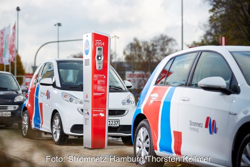 Elektroautos stehen an Ladepunkten.