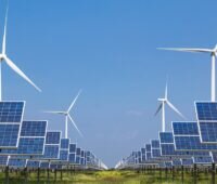 Zu sehen sind Photovoltaik- und Windenergieanlagen, mit denen die Schweiz Stromimporte verringern kann.