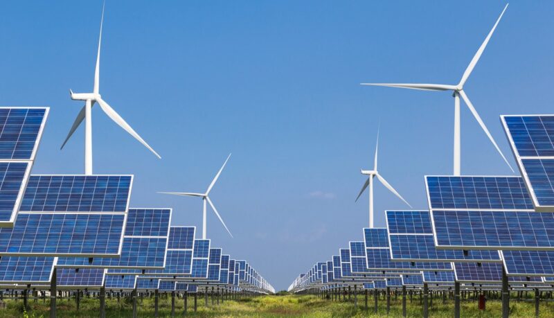 Zu sehen sind Photovoltaik- und Windenergieanlagen, mit denen die Schweiz Stromimporte verringern kann.