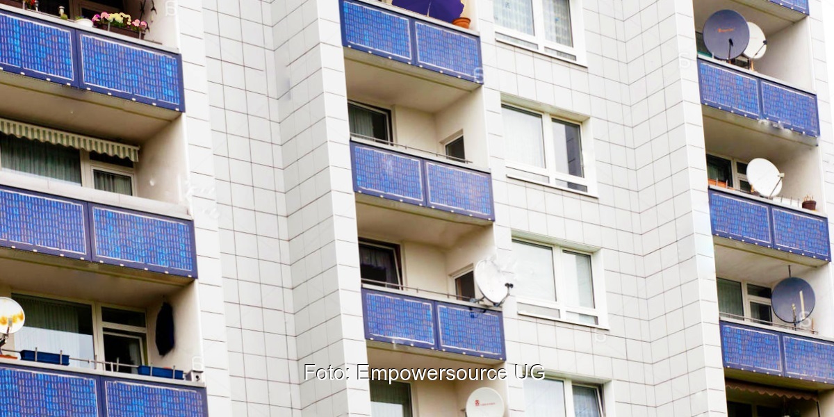 Zu sehen ist ein Geschosswohnungsbau mit vielen kleinen Stecker-Photovoltaik-Anlagen an den Balkonen.