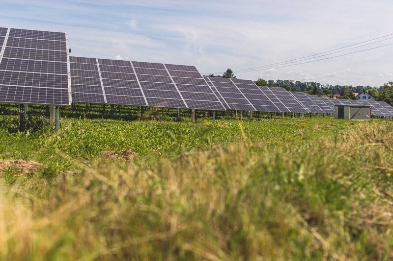 Zu sehen ist eine Solarpark. Wegen der Corona-Pandemie können Bieter der Ausschreibungen nun eine Fristverlängerung von ihren Photovoltaik-Projekten beantragen.