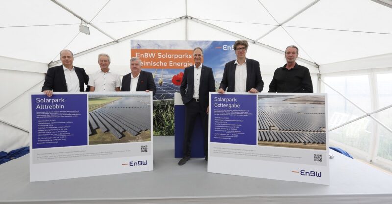 Zu sehen ist ein Gruppenfoto mit Offiziellen von der Einweihung der EnBW-Solarparks Alttrebbin und Gottesgabe in Neuhardenberg.
