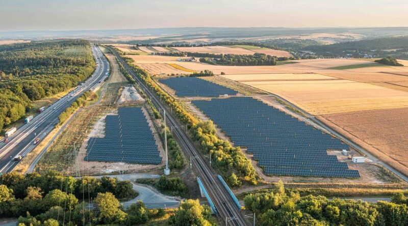 Direkt an der Bundesautobahn A3 bei Bad Camberg liegt der erste Photovoltaik-Solarpark der EnBW in Hessen.
