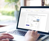 Zu sehen ist ein Laptop mit dem Erlösrechner der EnBW für die direktvermarktung von Photovoltaikstrom von kleinen Hausanlagen.