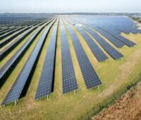 Freiflächensolarpark unter baluem Himmel