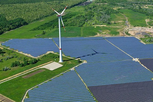 Zu sehen ist ein Solarpark mit Windkraftanlage. Es gibt keine Lösung für den Photovoltaik-Deckel oder die Windkraftabstandregelung.