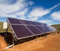 Zu sehen ist eine Photovoltaik-Anlage in Afrika. Ähnliche Solaranlagen installiert die Hilfsorganisation Sopowerful.