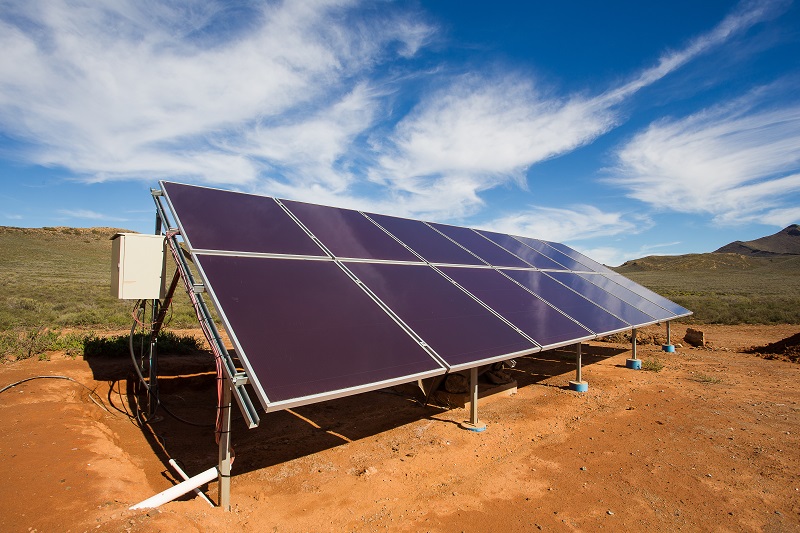 Zu sehen ist eine Photovoltaik-Anlage in Afrika. Ähnliche Solaranlagen installiert die Hilfsorganisation Sopowerful.