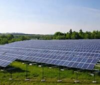 Zu sehen ist ein PV-Solarpark. Die Entwicklung solcher Solarkraftwerke finanziert Enen durch Crowdinvesting auf Wiwin.