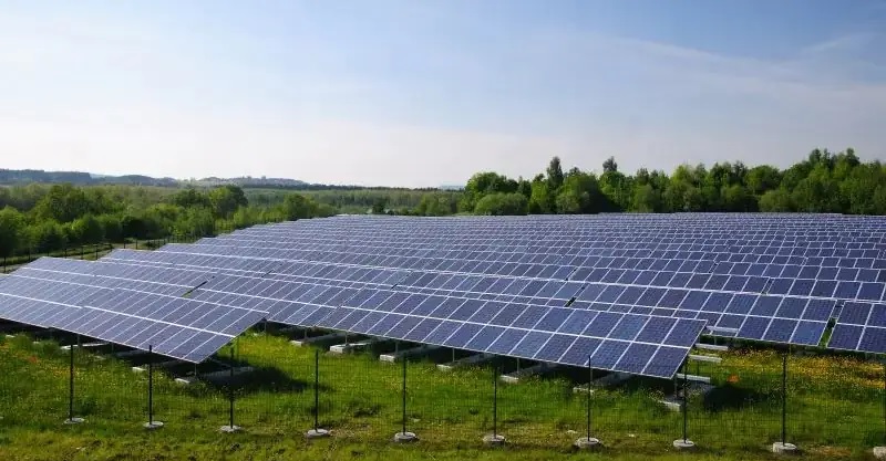 Zu sehen ist ein PV-Solarpark. Die Entwicklung solcher Solarkraftwerke finanziert Enen durch Crowdinvesting auf Wiwin.