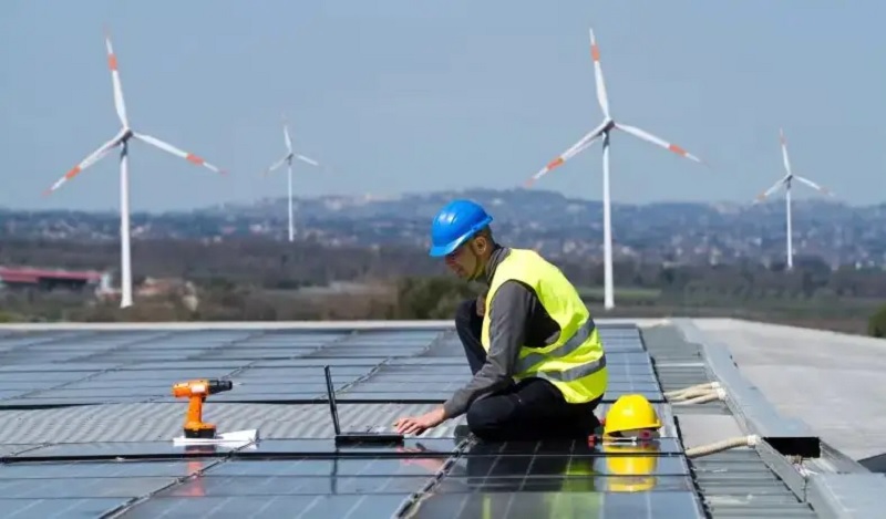 Zu sehen ist eine Photovoltaik-Aufdachanlage, für solche Anlagen sammelt Enen Endless Energy Geld in einer Crowdinvesting-Kampagne.