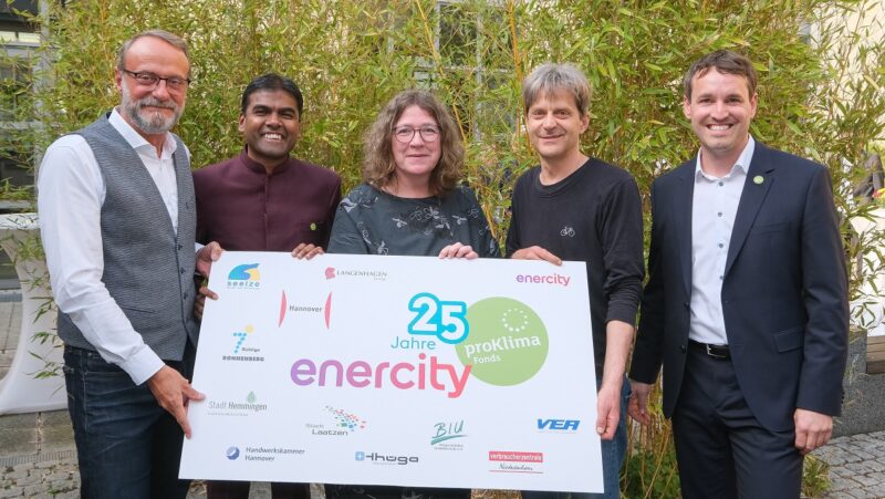 Im Bild eine Reihe von Menschen, die ein Plakat mit der Aufschrift 25 Jahre Enercity-Fonds proKlima in den Händen halten.