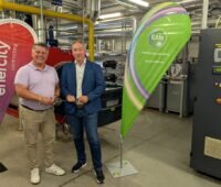 EAM-Geschäftsführer Sven Nuhn übergibt symbolisch den Schlüssel für sechs Projekte zur Wärmeversorgung an Enercity Contracting Geschäftsführer Michael Hartung.