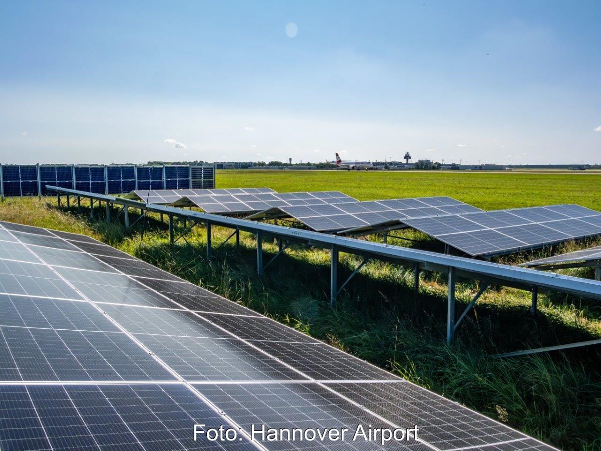 Photovoltaikanlage in der Nähe einer Start- und Landebahn.