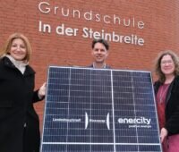 Im Bild Enercity-CEO Dr. Susanna Zapreva, Schuldirektor Thomas Müller und Anja Ritschel, Enercity-Aufsichtsratsvorsitzende, die die Photovoltaik-Anlage für die Grundschule In der Steinbreite vorstellen.