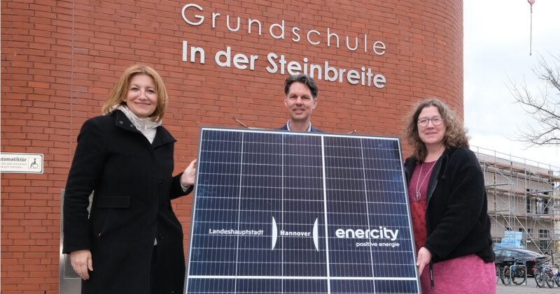 Im Bild Enercity-CEO Dr. Susanna Zapreva, Schuldirektor Thomas Müller und Anja Ritschel, Enercity-Aufsichtsratsvorsitzende, die die Photovoltaik-Anlage für die Grundschule In der Steinbreite vorstellen.