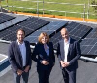 Im Bild Offizielle auf dem Dach des Vereinsheims, im Rahmen der Solarpartnerschaft für Vereine hat Enercitiy dort eine Photovoltaik-Anlage installiert.