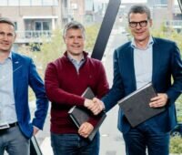 Vier Manager bei einer Vertragsunterzeichnung.