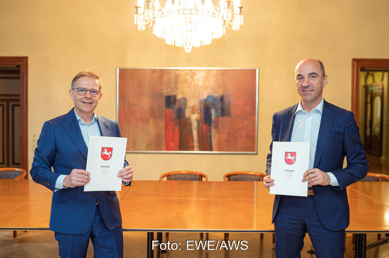 Heiko Janssen (AWS) und Stefan Dohler (EWE) mit Verträgen