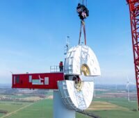 Im Bild der Zusammenbau des Generators der Windenergieanlage E-175 EP5 E2 mit 7 MW Leistung von Enercon.