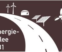 Autobahn-Schild der "Energieallee" verweist auf erneuerbare Energien am Fahrbahnrand