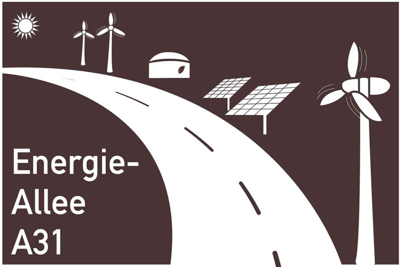 Autobahn-Schild der "Energieallee" verweist auf erneuerbare Energien am Fahrbahnrand