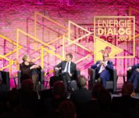 Vier Männer und eine Frau auf Sesseln auf einer Bühne: Energiedialog beim BEE